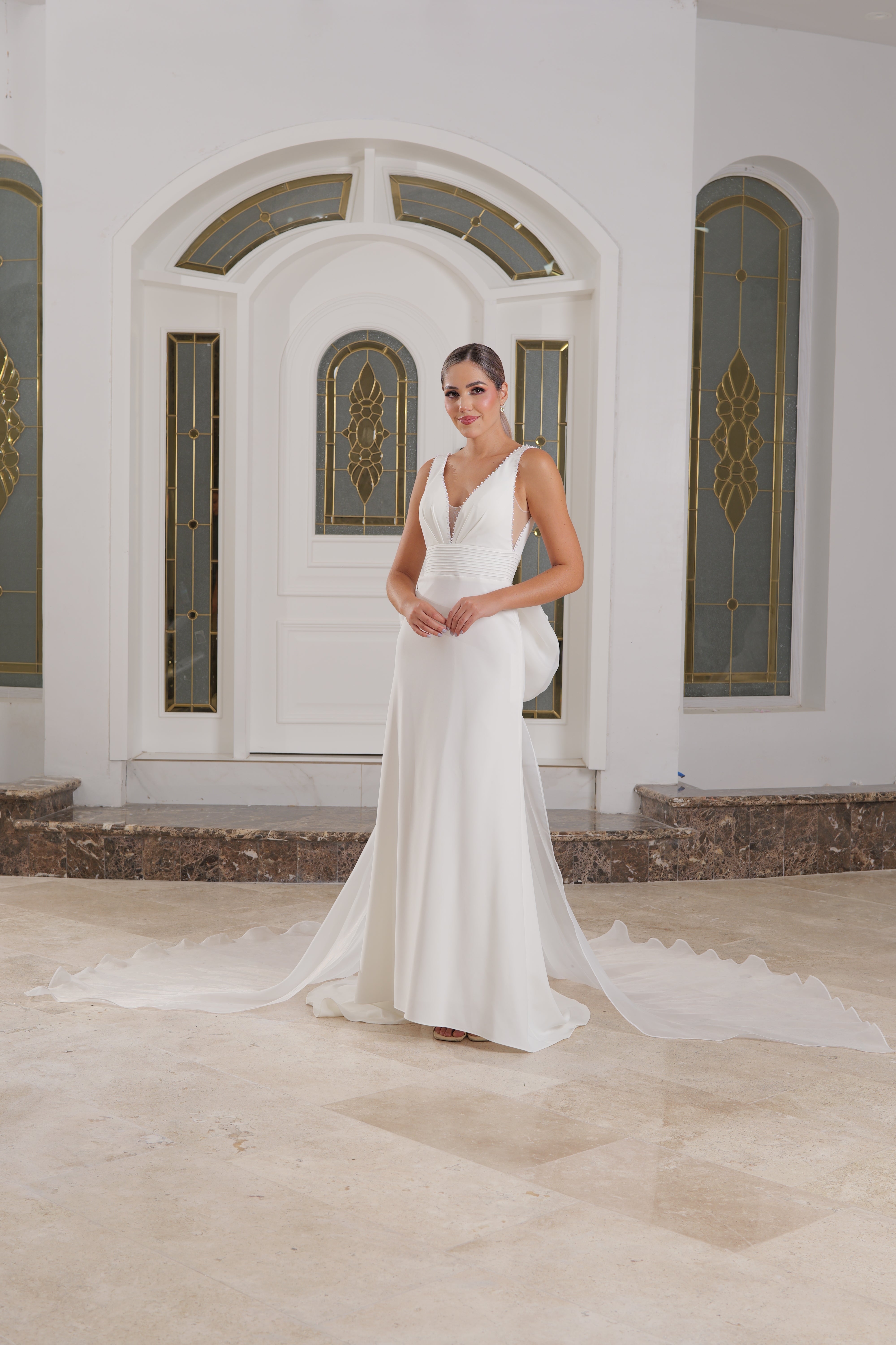 Vestido de novia liso con detalle en perlas