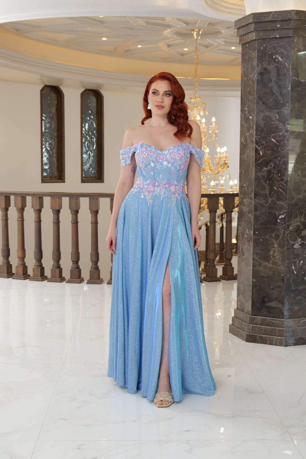 Vestido de fiesta linea A con detalle de flores y brillos