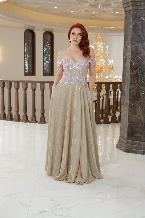 Vestido de fiesta dorado con detalles de flores