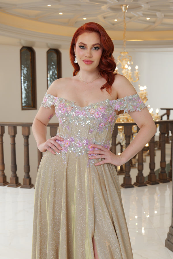 Vestido de fiesta dorado con detalles de flores