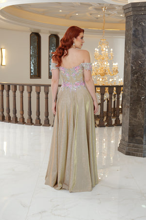 Vestido de fiesta dorado con detalles de flores