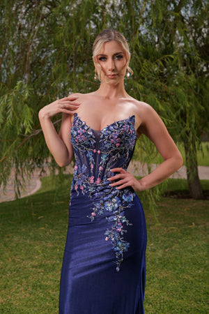 Vestido de fiesta azul marino con flores