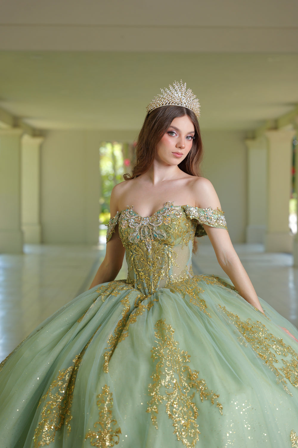 Vestido de quinceañera pistache con oro
