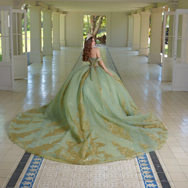 Vestido de quinceañera pistache con oro