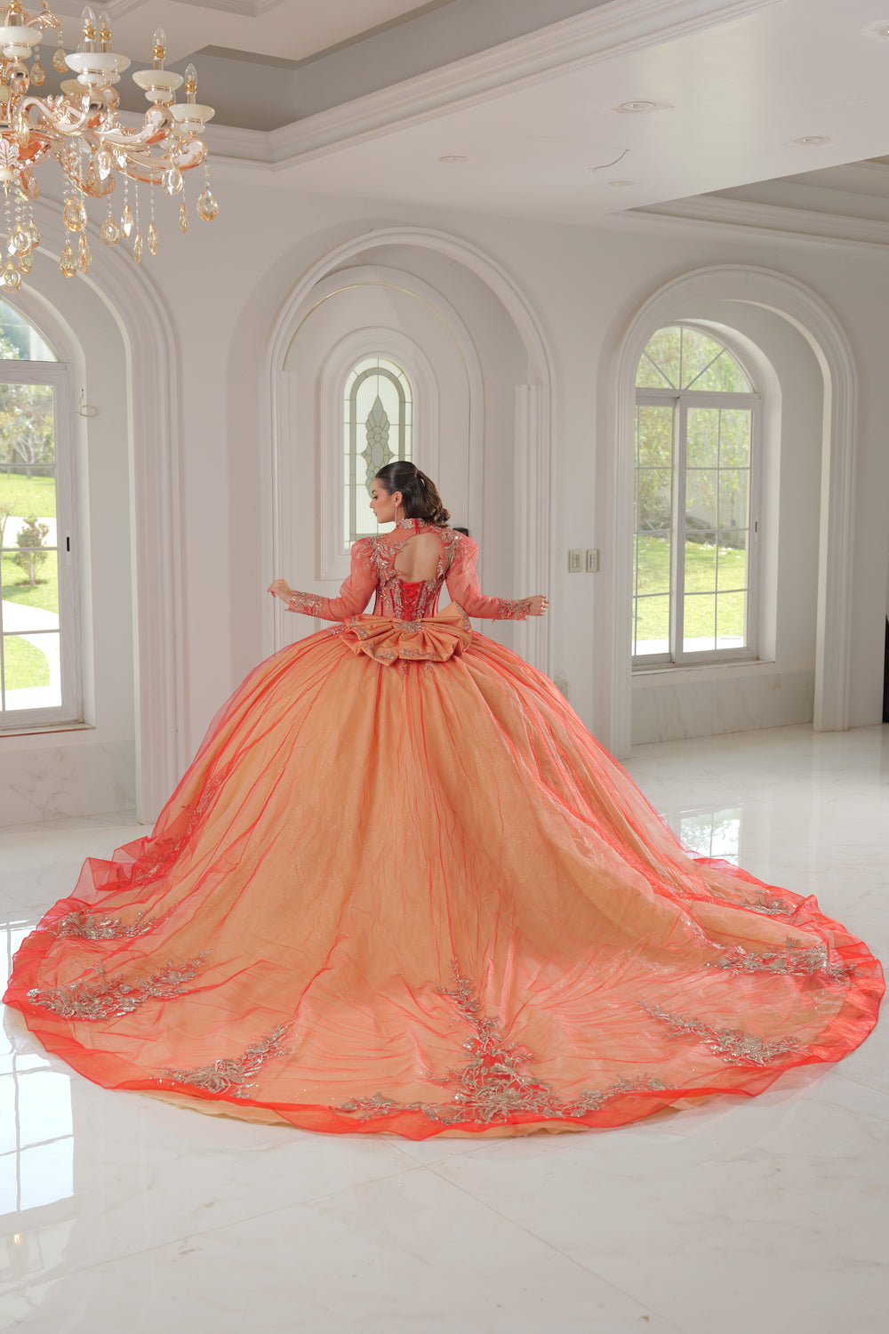 Vestido color dorado rojizo con mucho brillo y volumen