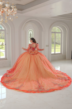 Vestido color dorado rojizo con mucho brillo y volumen