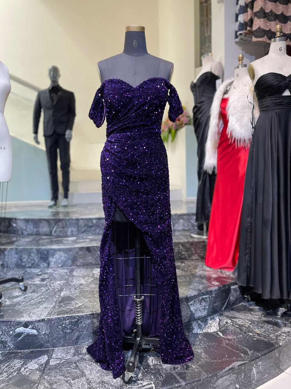 Vestido de fiesta morado de lentejuelas