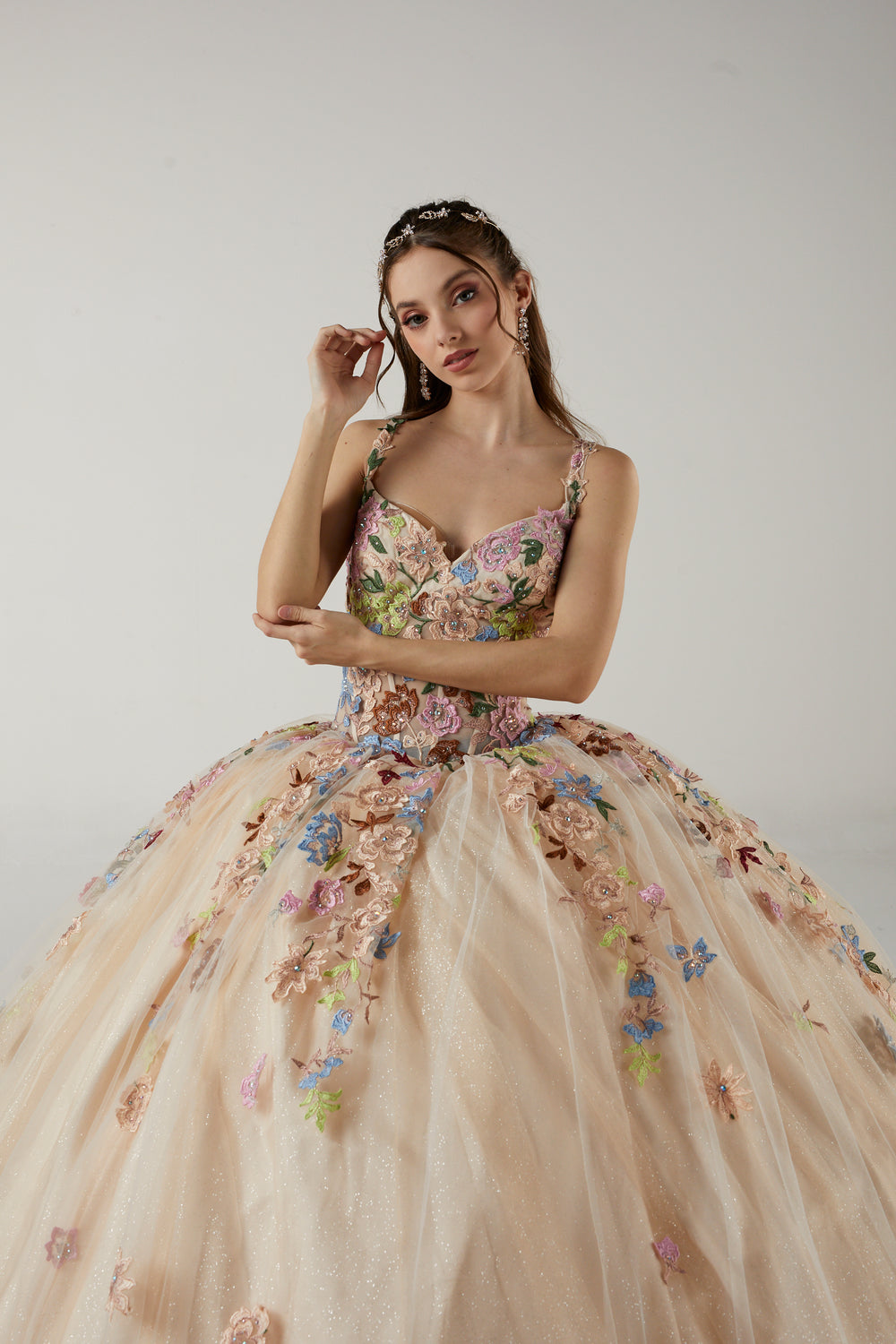 Vestido de quinceañera champagne con flores de colores