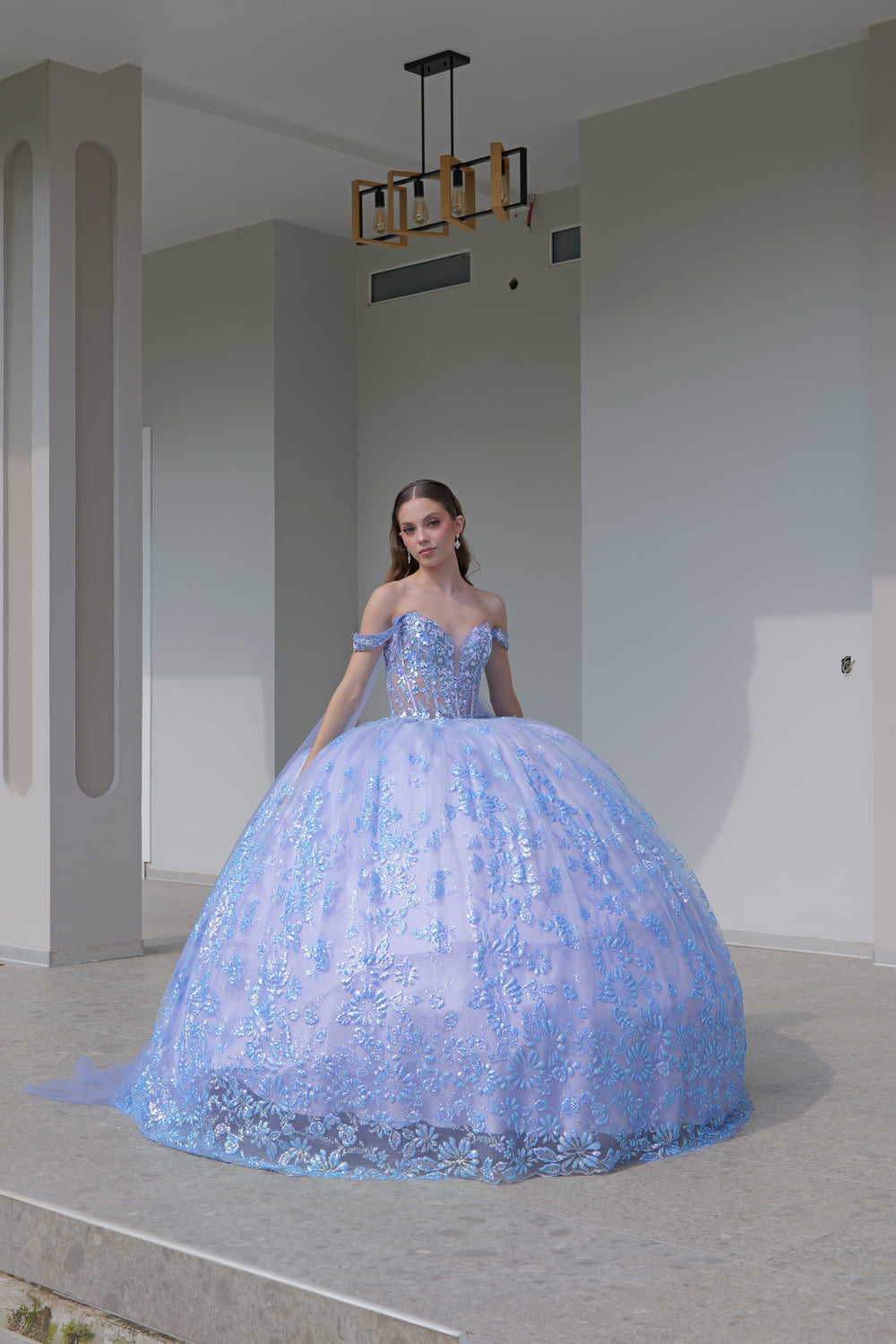 Vestido de quinceañera lila con flores en brillo