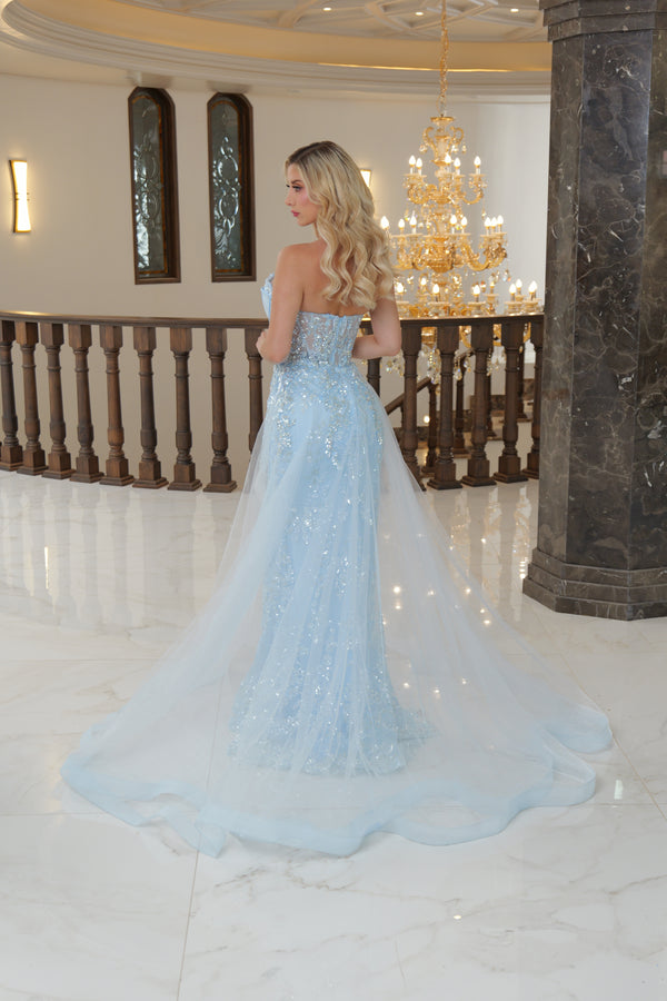 Vestido de fiesta azul cielo en escote corazón