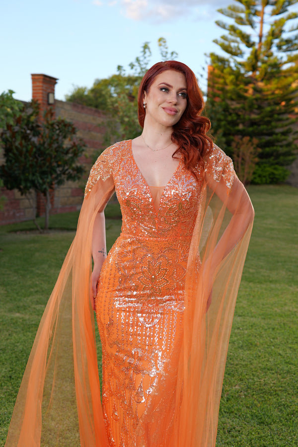 Vestido de fiesta naranja con mangas de tul