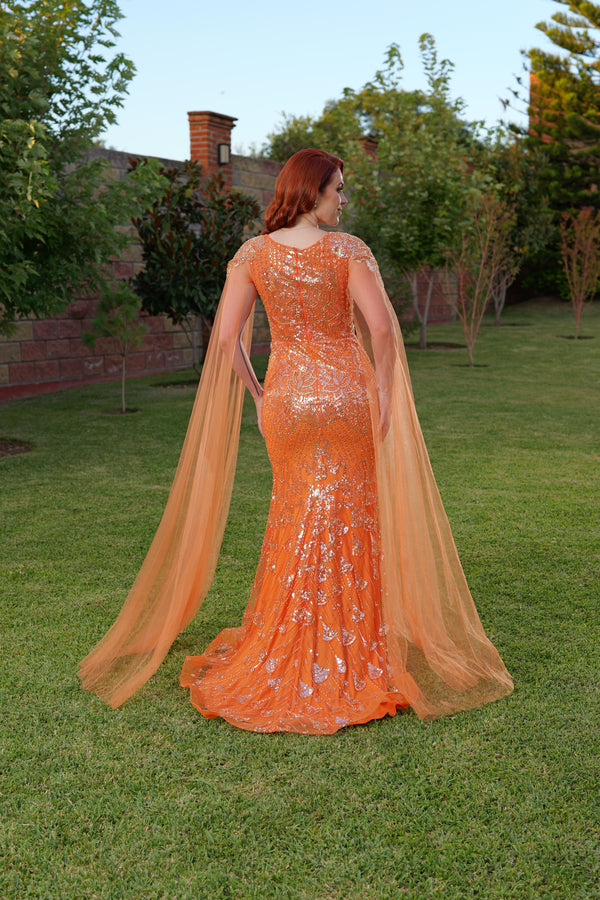 Vestido de fiesta naranja con mangas de tul
