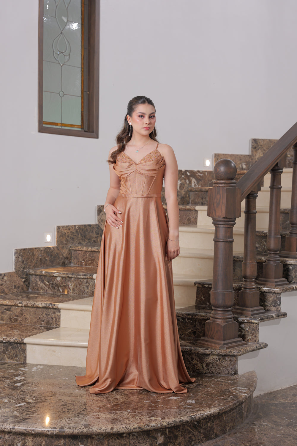 Vestido corte A con aplicacion en el escote