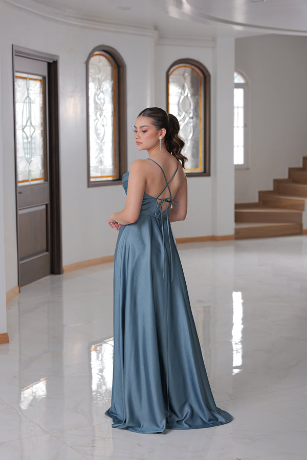 Vestido corte A con aplicacion en el escote