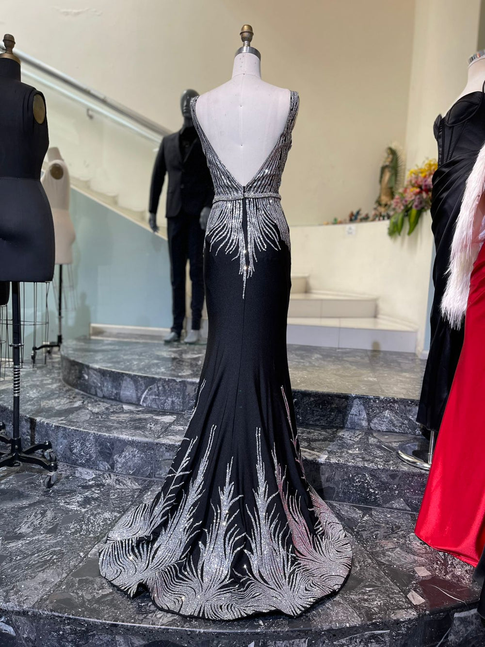 Vestido de fiesta negro con detalles en plateado