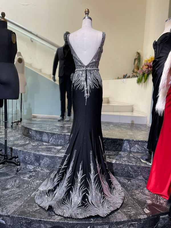 Vestido de fiesta negro con detalles en plateado