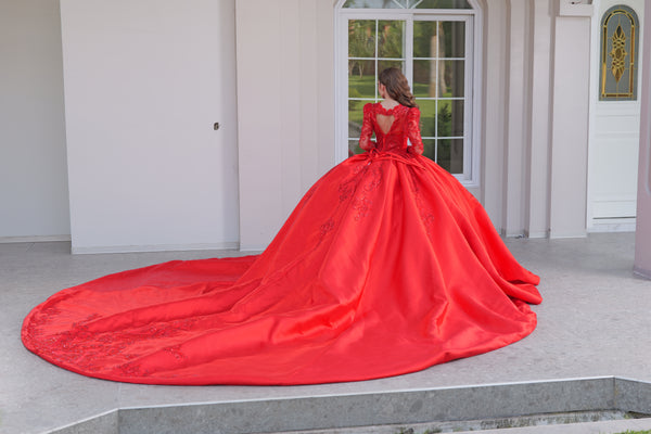 Vestido de quinceañera rojo de manga larga con pedreria