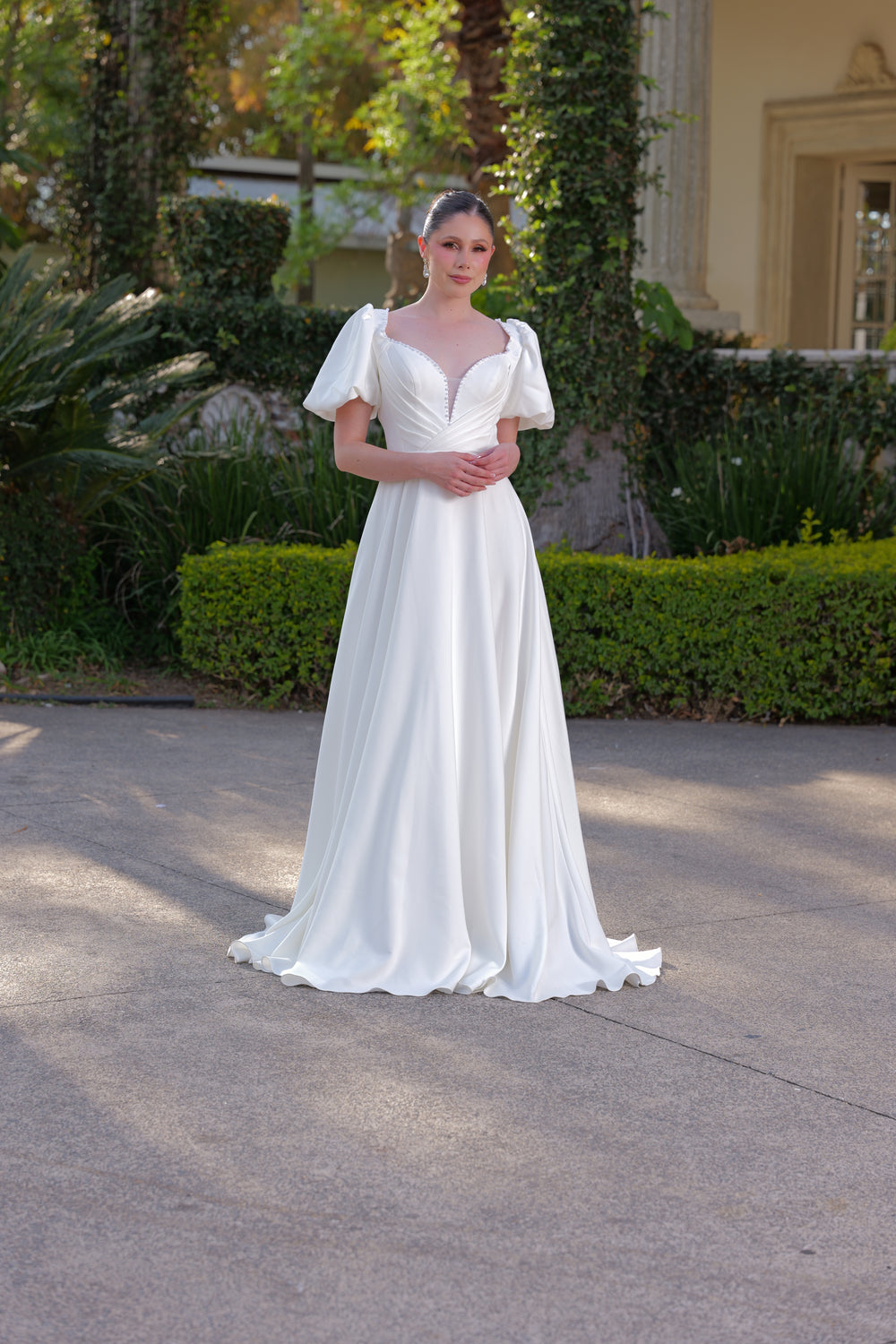 Vestido de novia corte recto con mangas